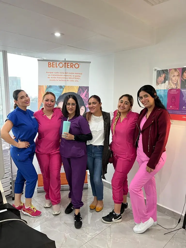 Grupo de médicos egresados de Skin Elite Academy